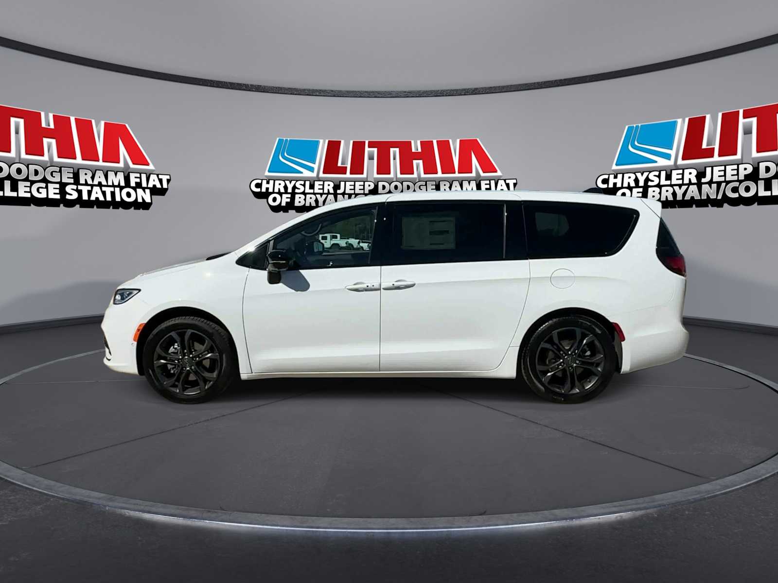 Thumbnail: 2026 Chrysler Pacifica - 5