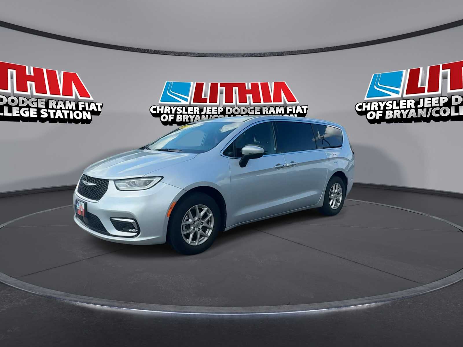 Thumbnail: 2023 Chrysler Pacifica - 4