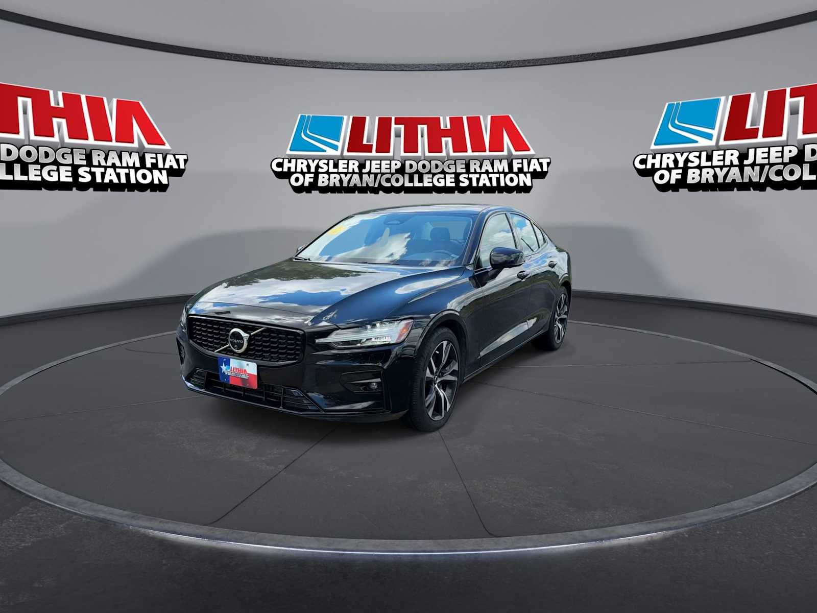 Thumbnail: 2025 Volvo S60 - 3