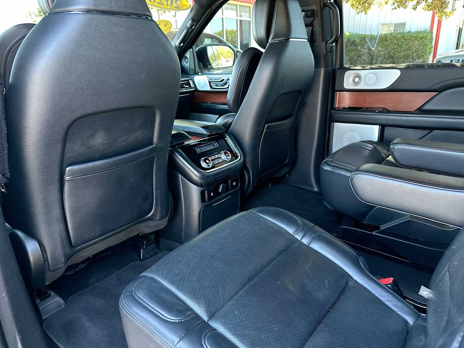 Thumbnail: 2020 Lincoln Navigator L - 24