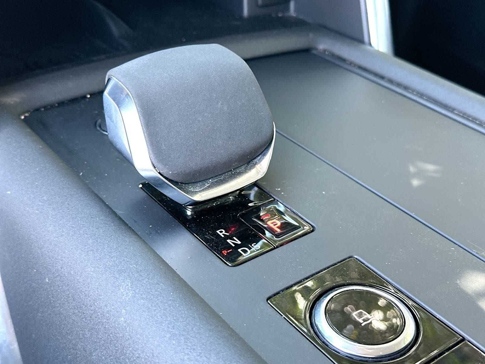 Thumbnail: 2023 Land Rover Discovery - 21