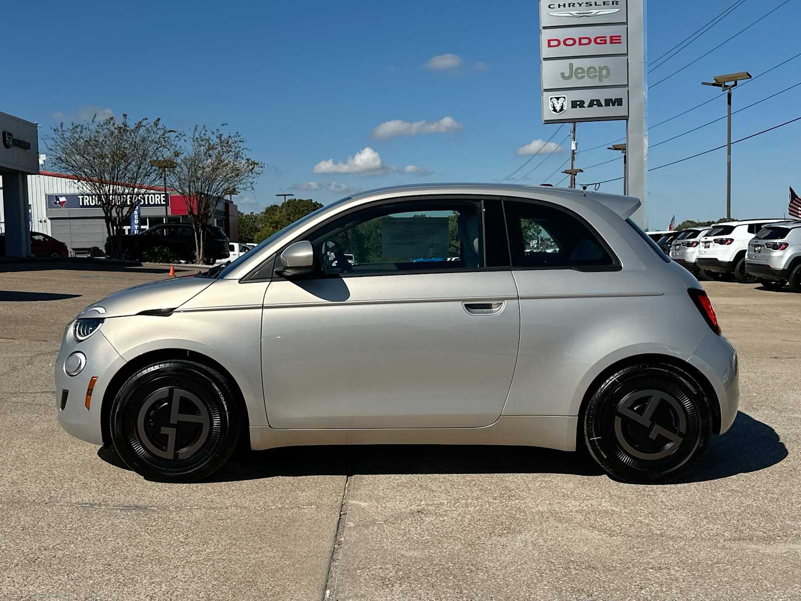 Thumbnail: 2025 Fiat 500e - 12