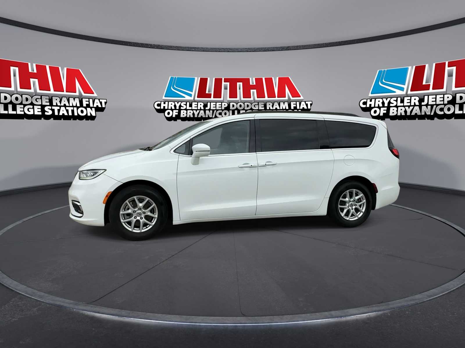 Thumbnail: 2022 Chrysler Pacifica - 4