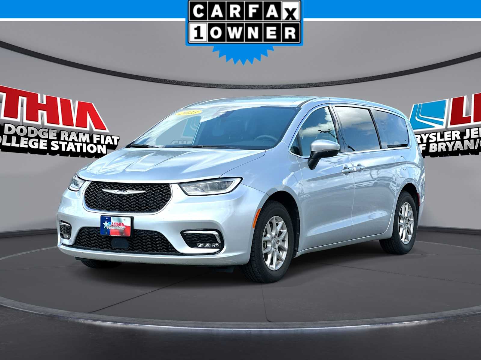 2023 Chrysler Pacifica Touring's photo