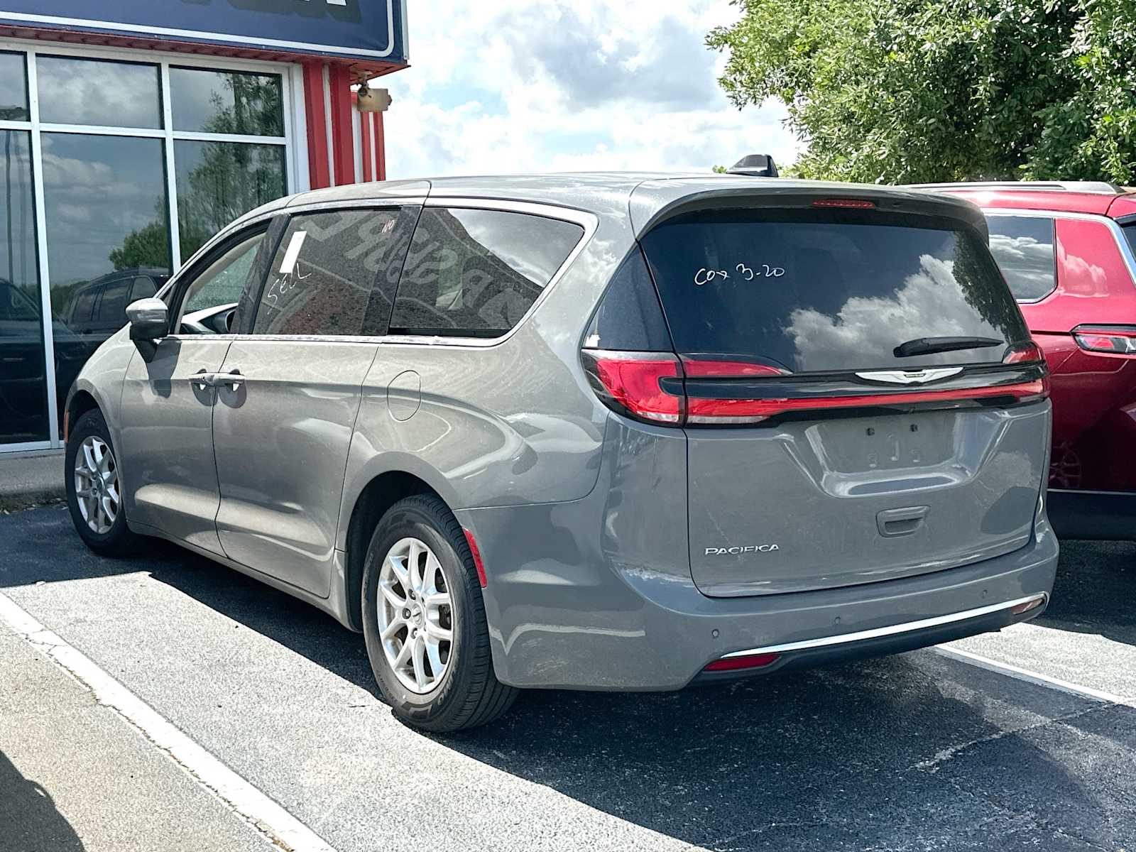 Thumbnail: 2023 Chrysler Pacifica - 3