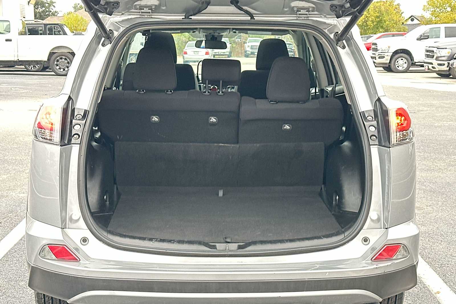 Thumbnail: 2018 Toyota RAV4 - 28