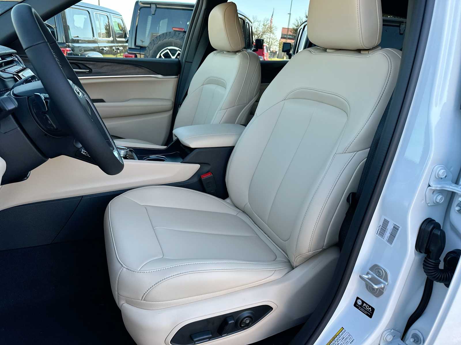 Thumbnail: 2025 Jeep Grand Cherokee - 17