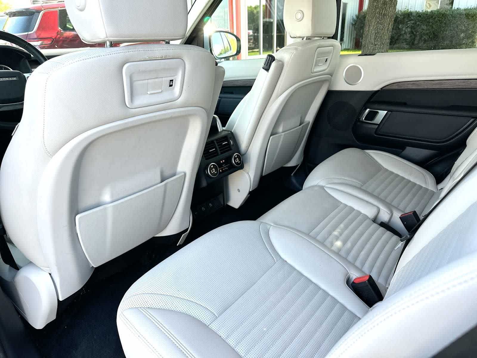 Thumbnail: 2023 Land Rover Discovery - 24