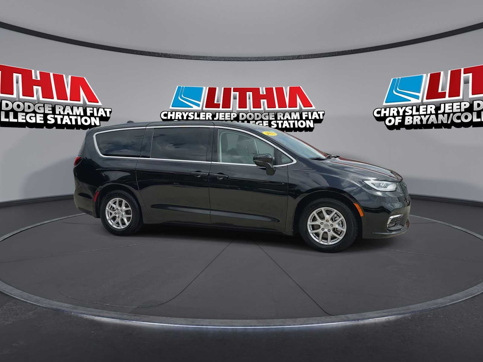 Thumbnail: 2023 Chrysler Pacifica - 9