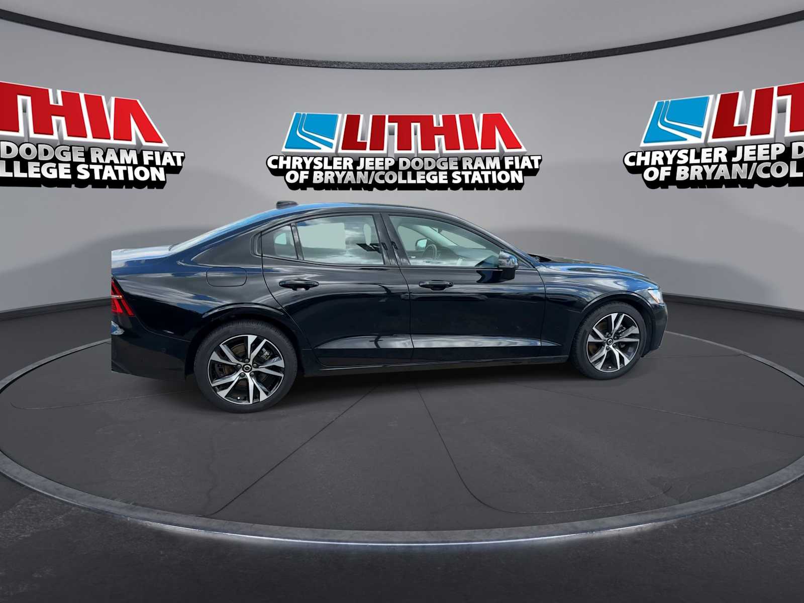 Thumbnail: 2025 Volvo S60 - 8