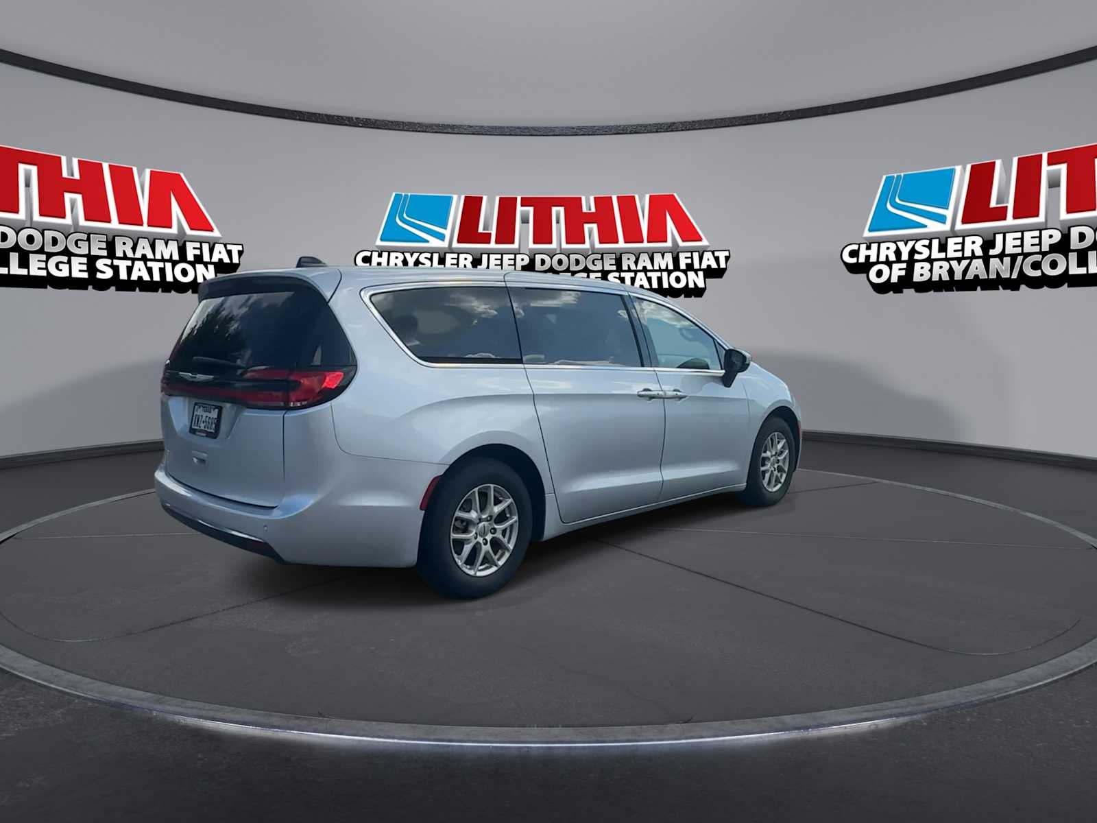 Thumbnail: 2023 Chrysler Pacifica - 8