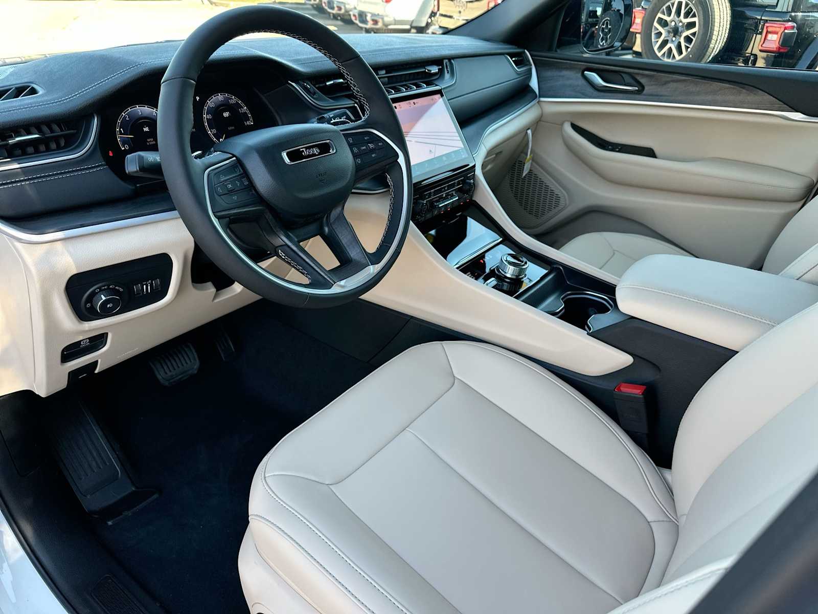 Thumbnail: 2025 Jeep Grand Cherokee - 18