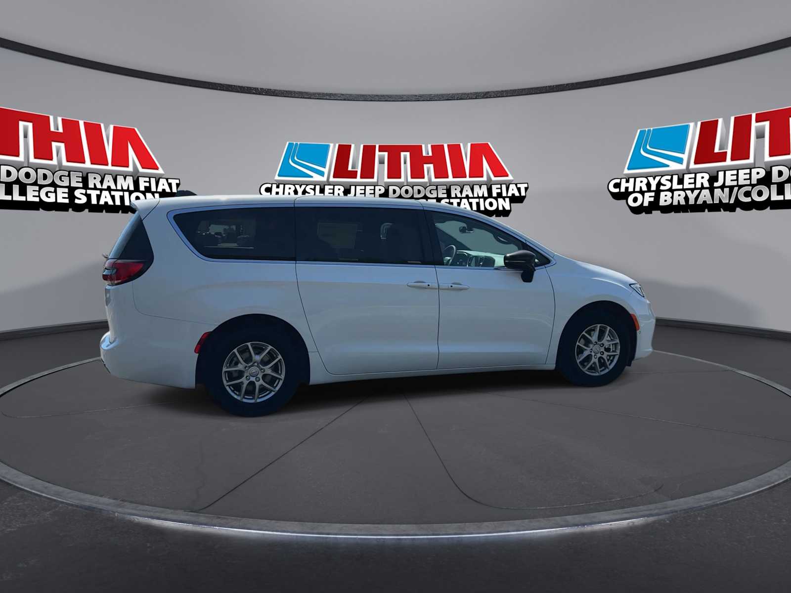 Thumbnail: 2026 Chrysler Pacifica - 8