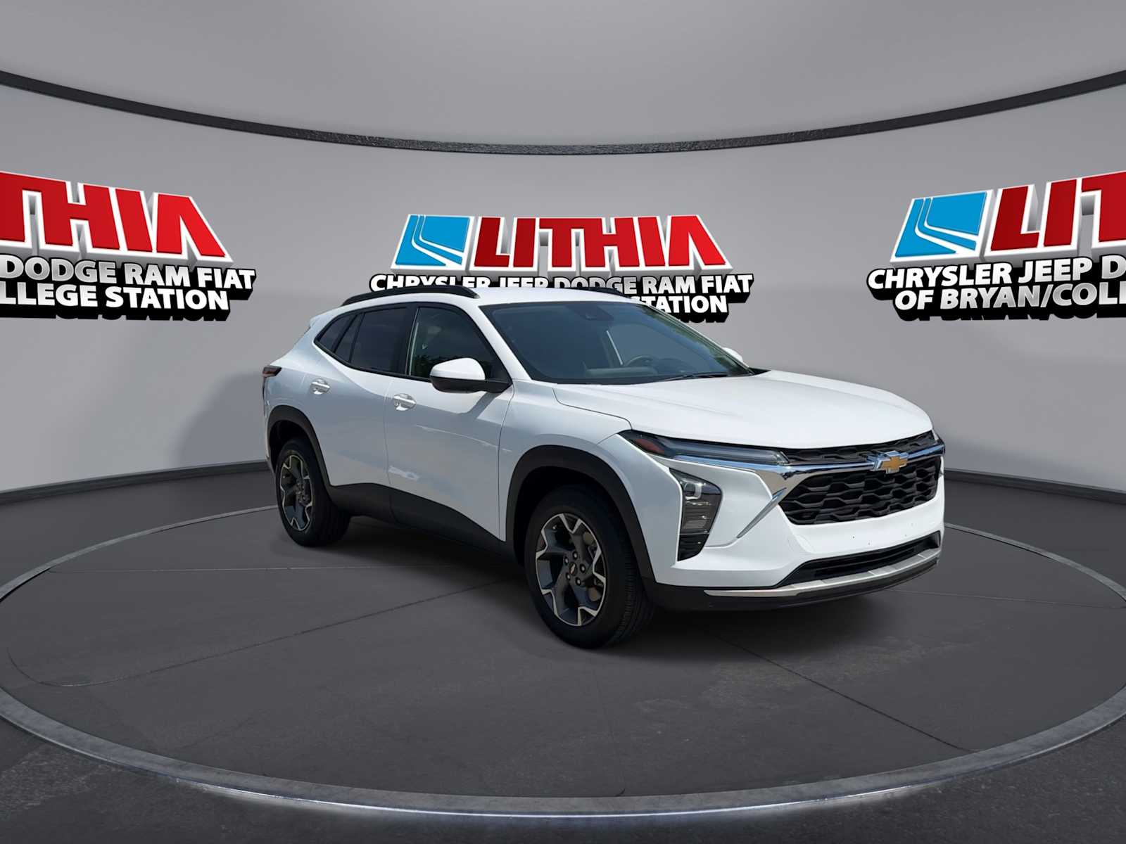 2025 Chevrolet Trax LT photo 2