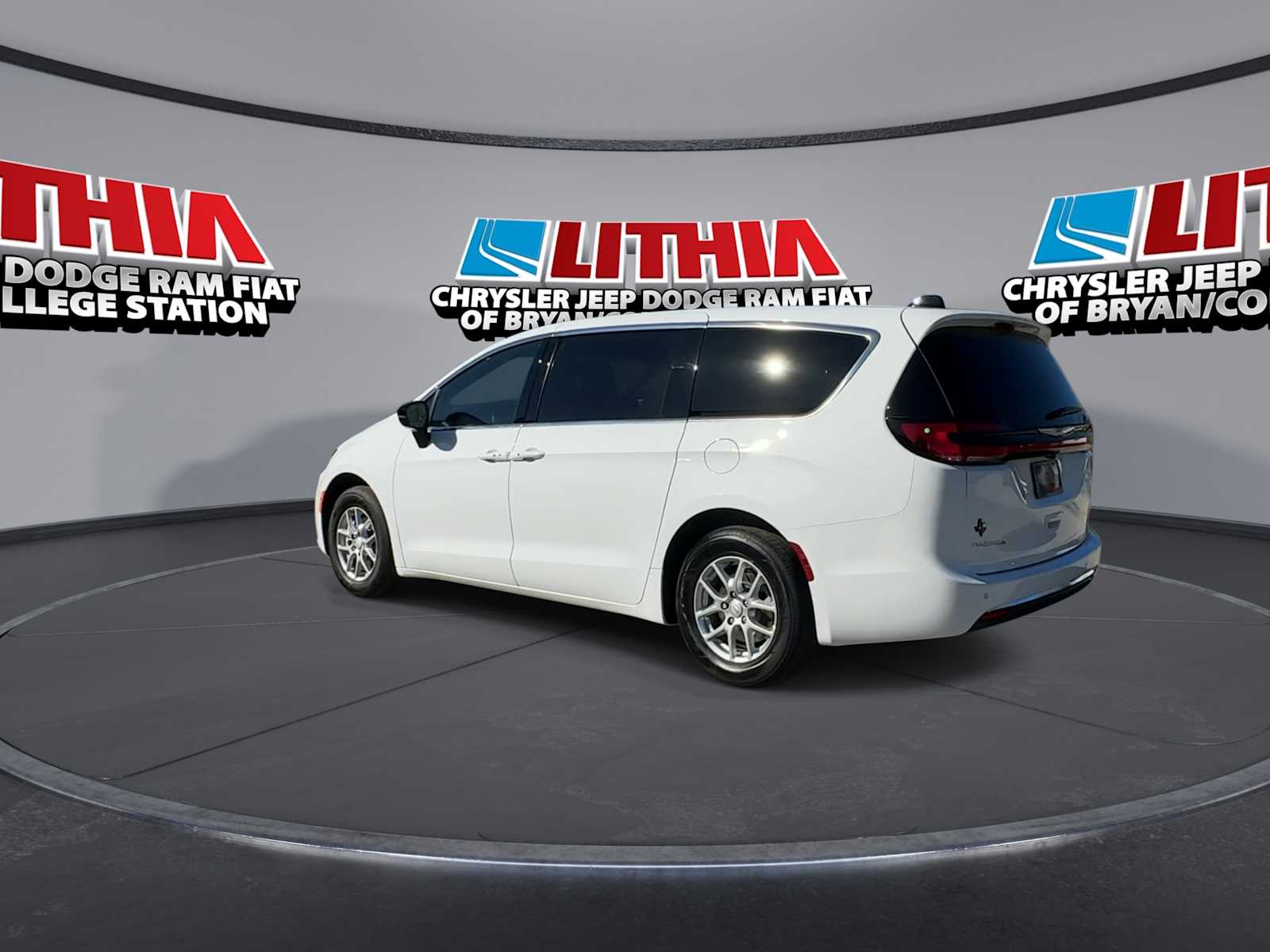 Thumbnail: 2026 Chrysler Pacifica - 6