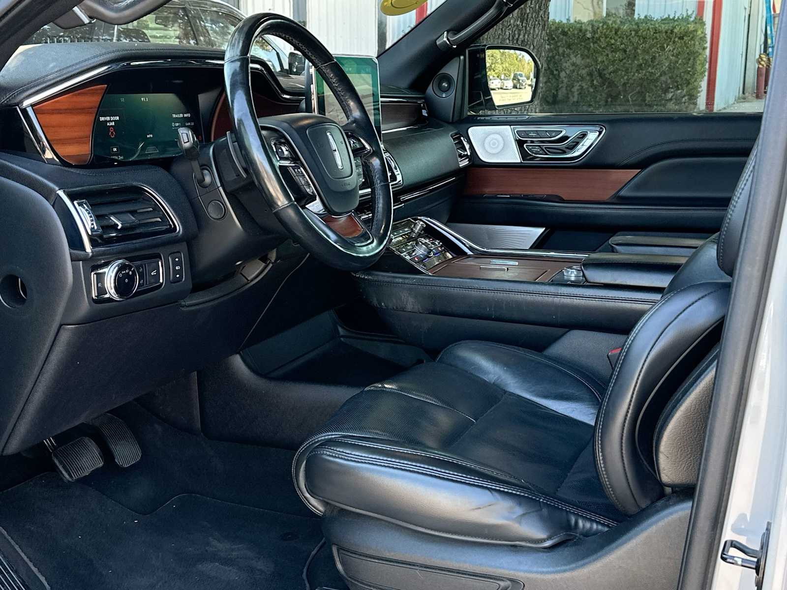 Thumbnail: 2020 Lincoln Navigator L - 18