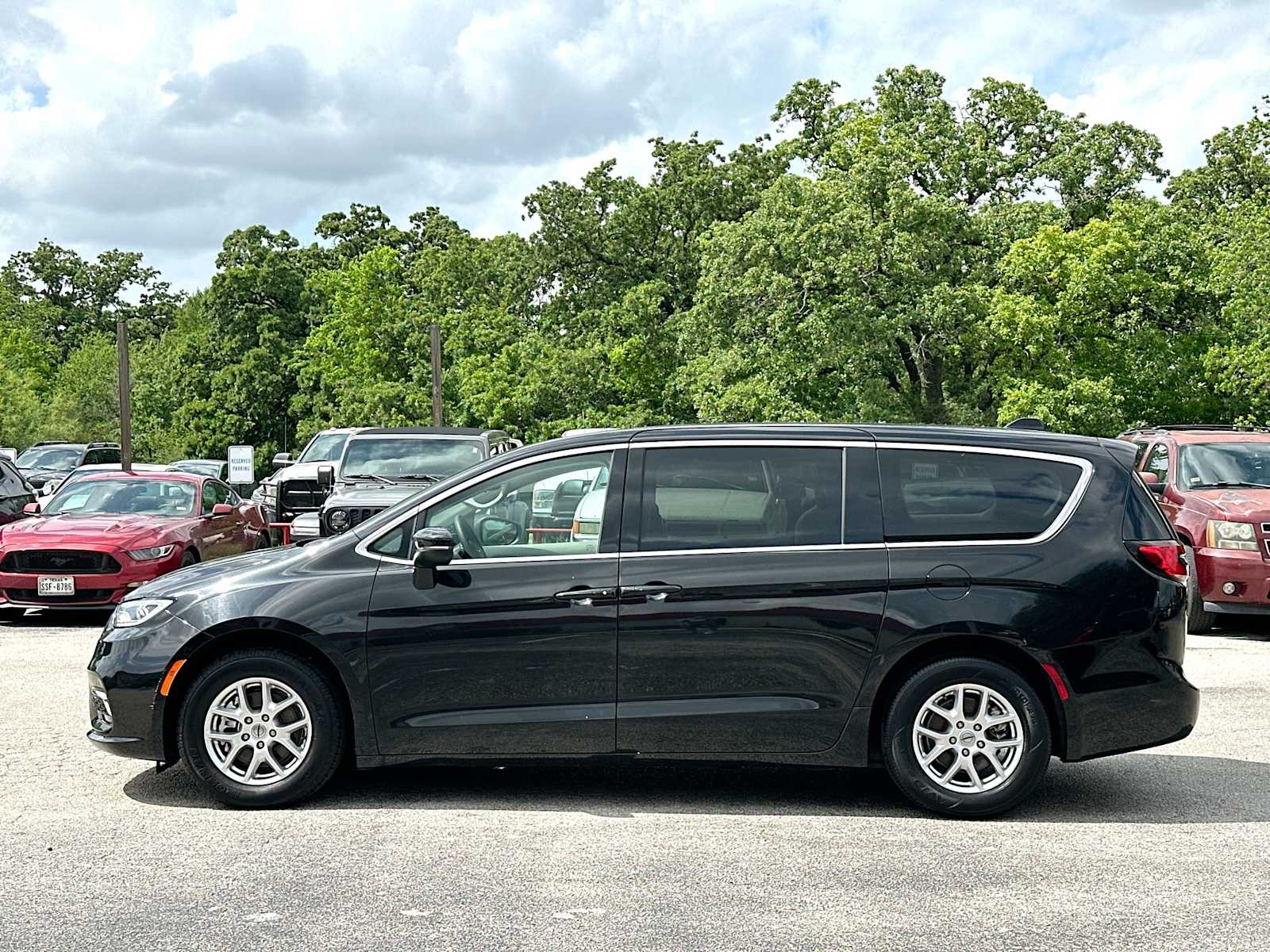 Thumbnail: 2023 Chrysler Pacifica - 12