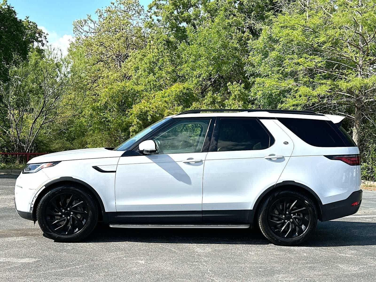 Thumbnail: 2023 Land Rover Discovery - 12