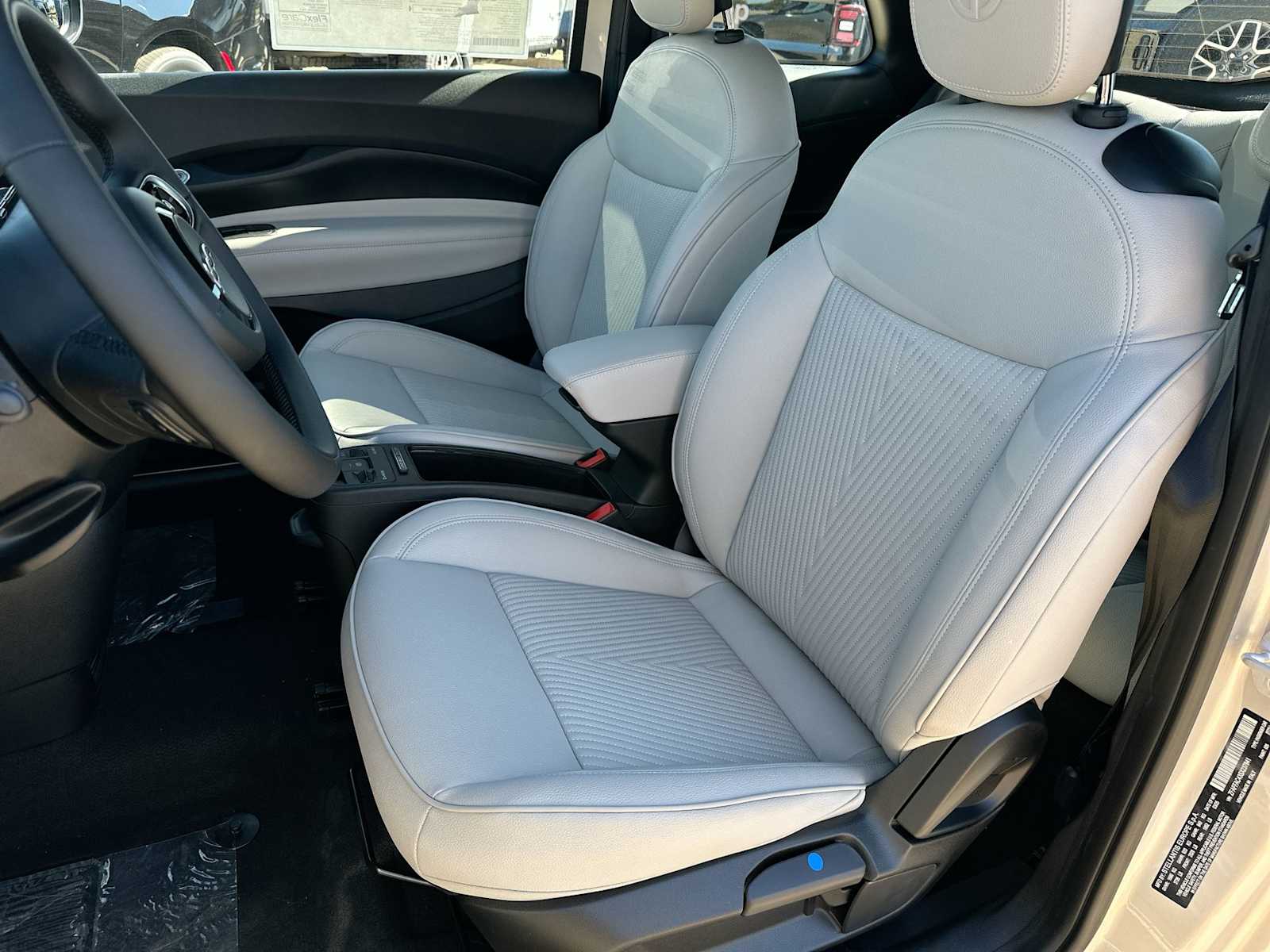 Thumbnail: 2025 Fiat 500e - 17