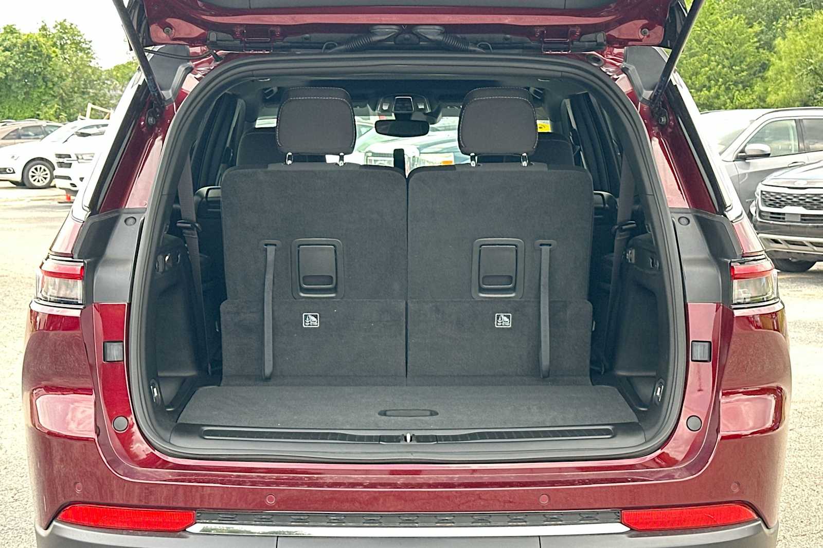 2024 Jeep Grand Cherokee L Laredo 28