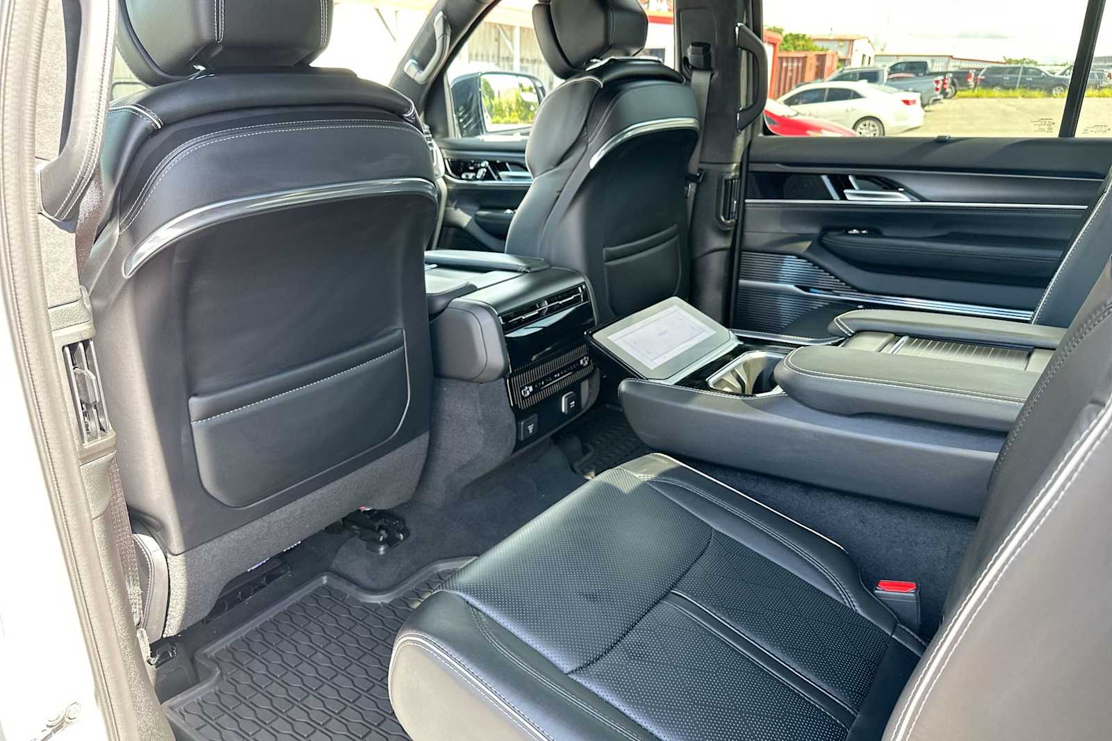 2024 Jeep Grand Wagoneer Obsidian 24