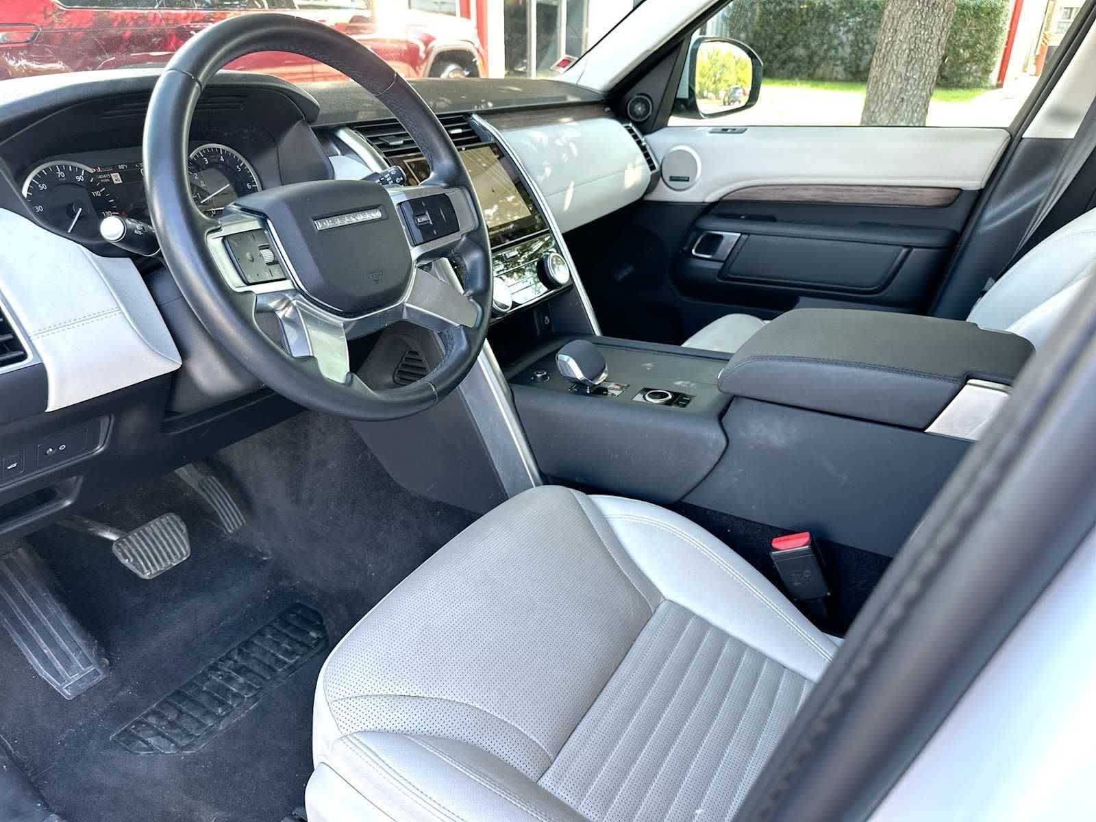 Thumbnail: 2023 Land Rover Discovery - 18