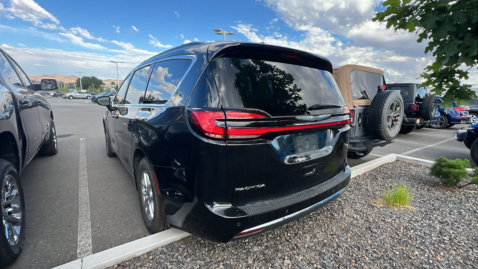 Thumbnail: 2022 Chrysler Pacifica - 6