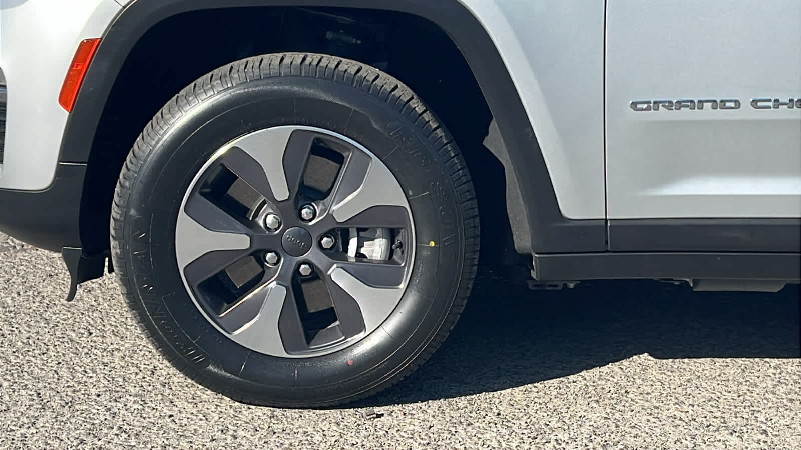 Thumbnail: 2022 Jeep Grand Cherokee - 9