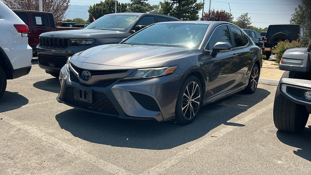 Used 2019 Toyota Camry SE Sedan