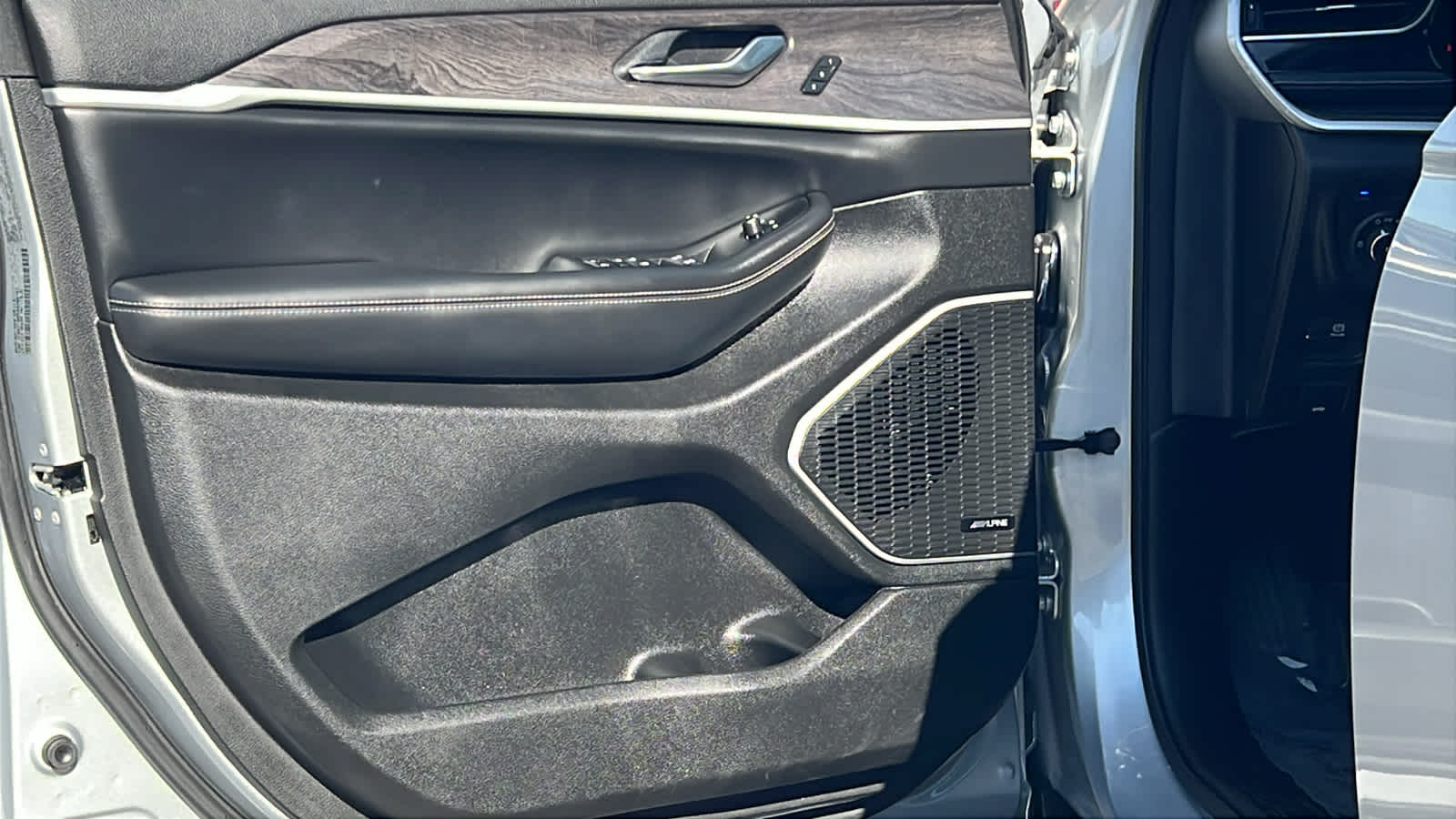 Thumbnail: 2022 Jeep Grand Cherokee - 23