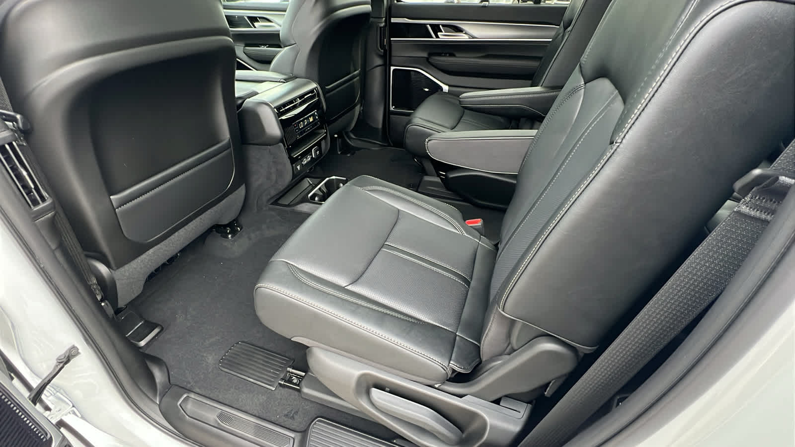 Thumbnail: 2026 Jeep Grand Wagoneer - 24