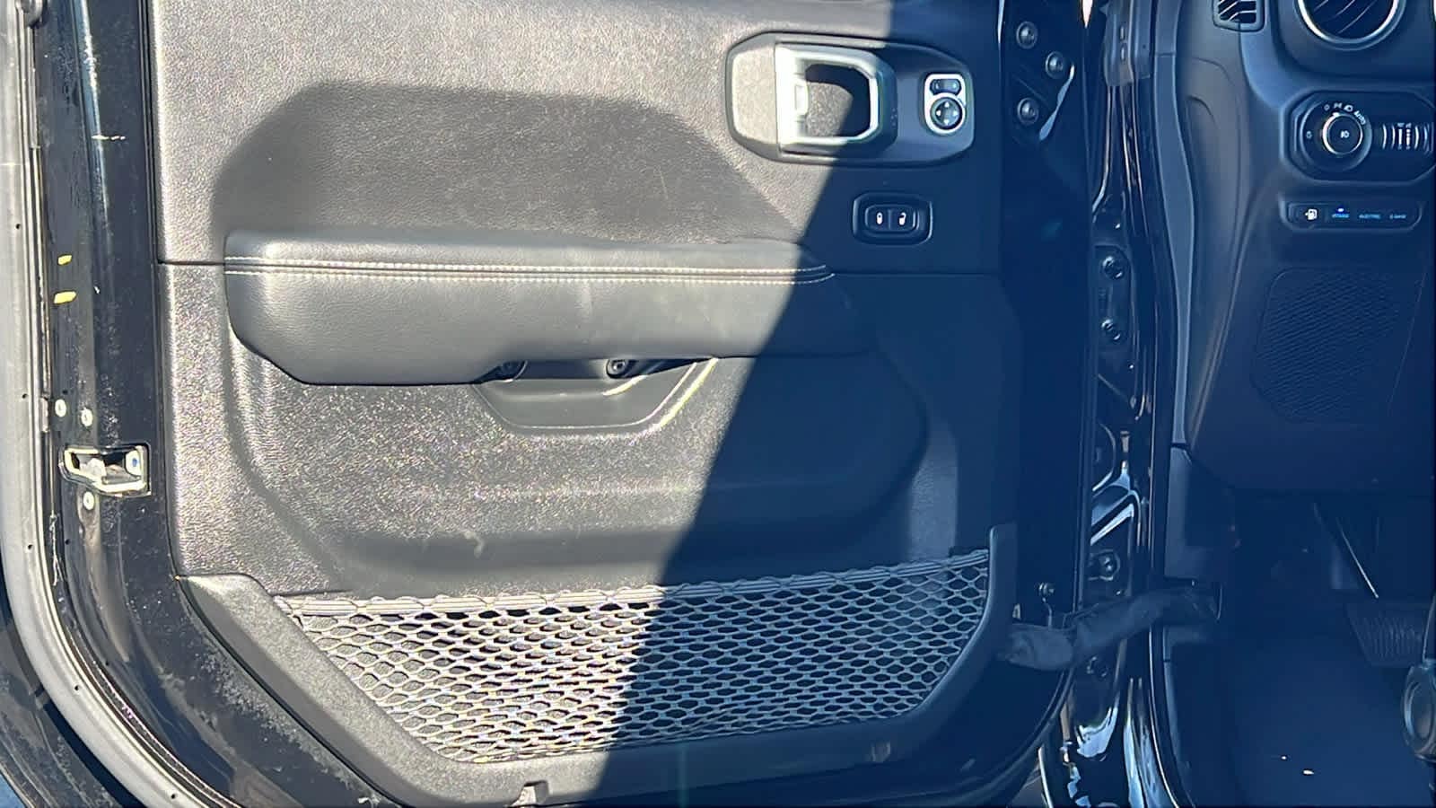 Thumbnail: 2022 Jeep Wrangler - 23