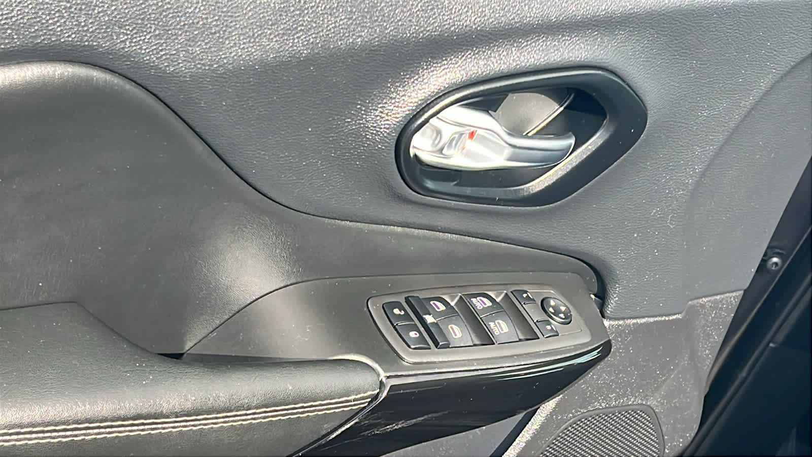 Thumbnail: 2023 Jeep Cherokee - 22