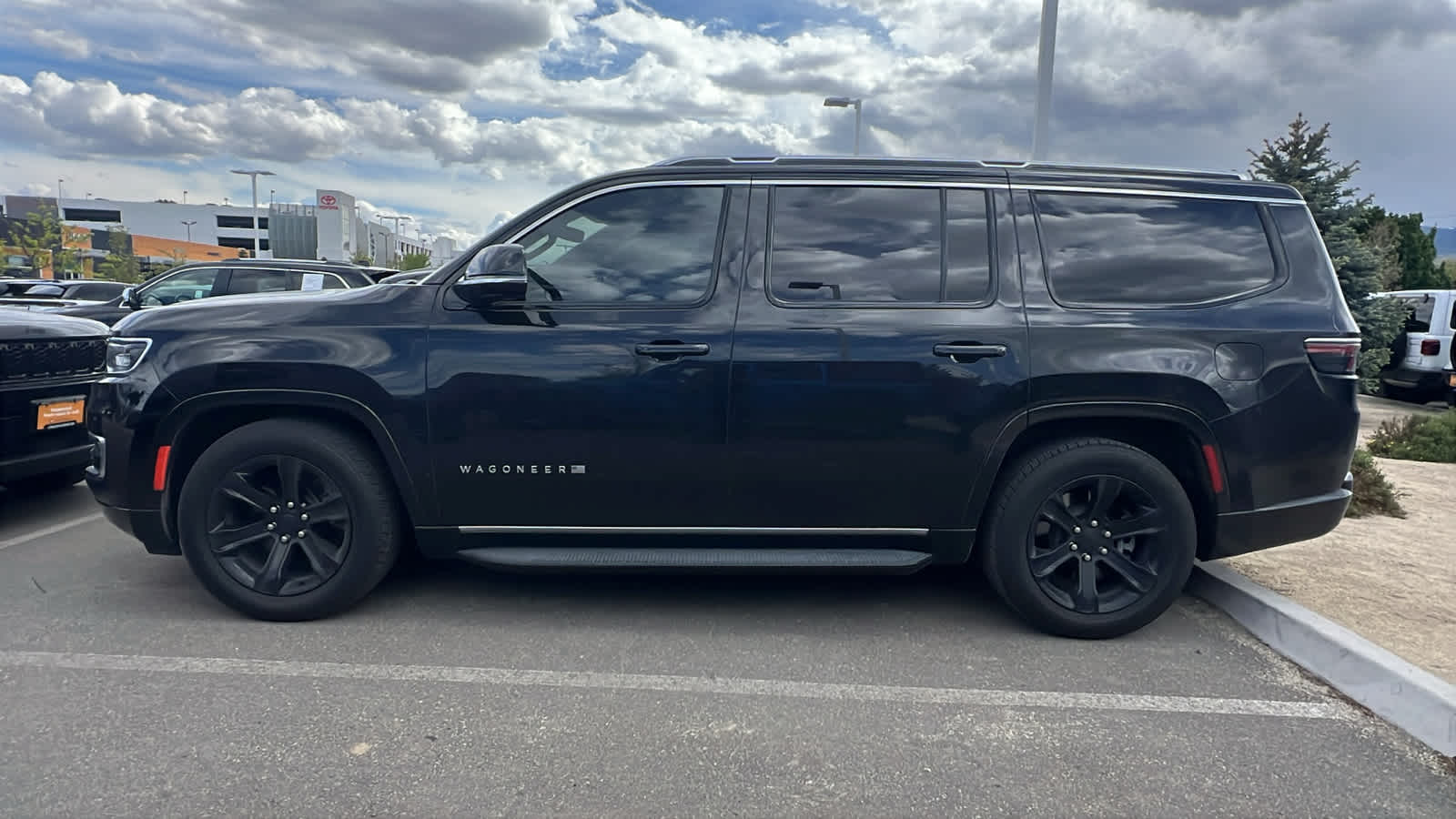 Thumbnail: 2023 Jeep Wagoneer - 8