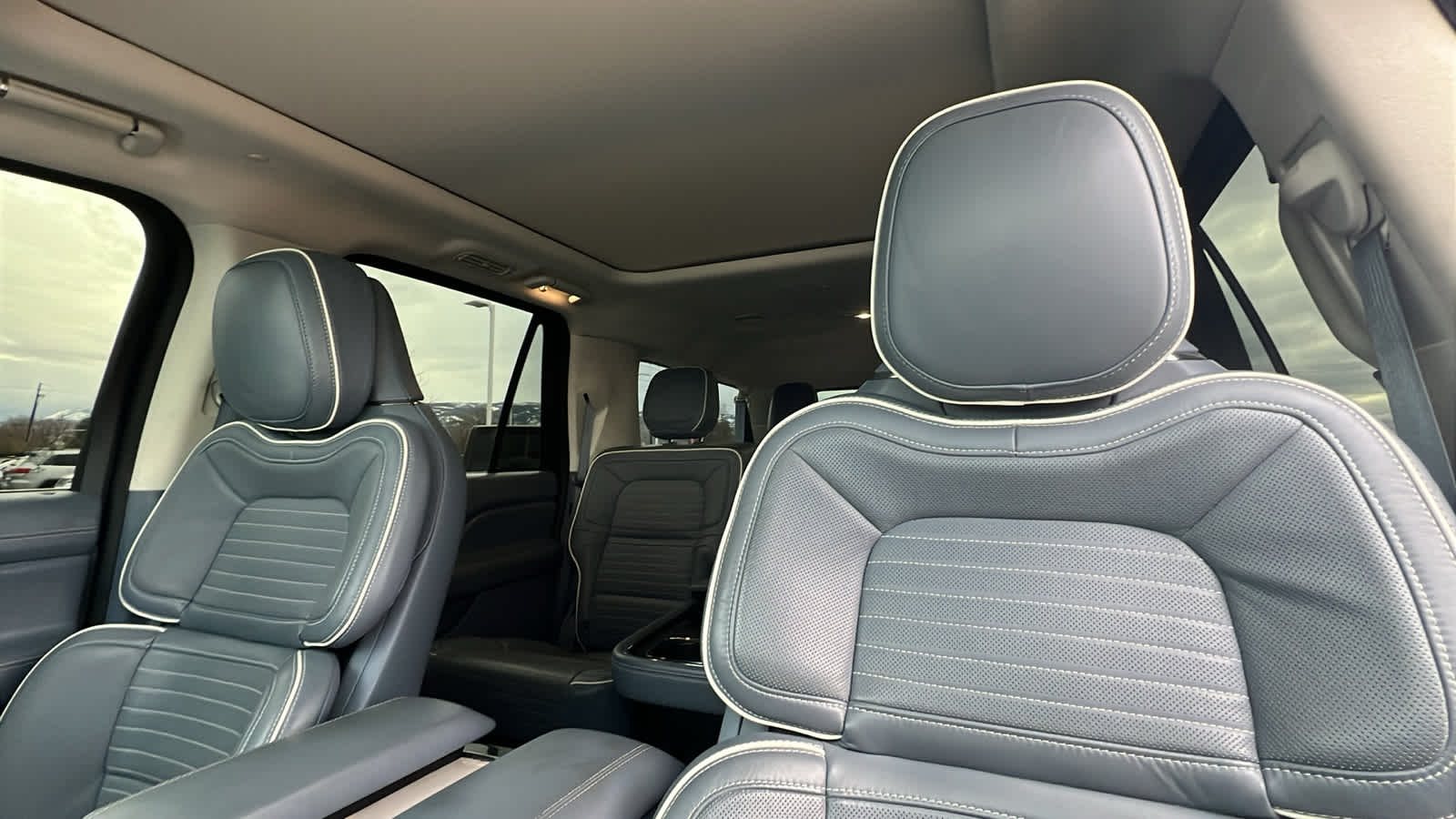 Thumbnail: 2021 Lincoln Navigator L - 11