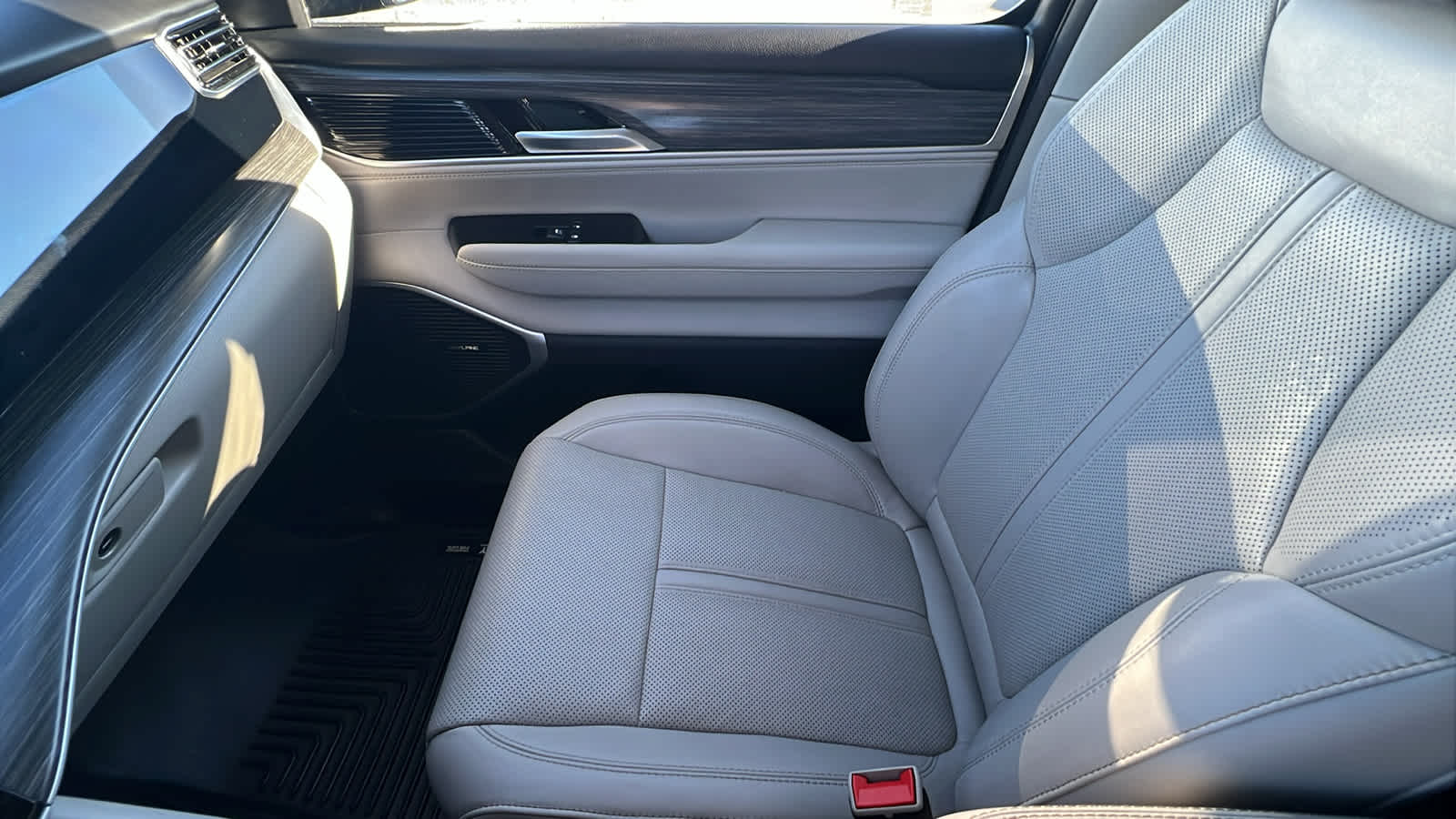 Thumbnail: 2023 Jeep Wagoneer - 12