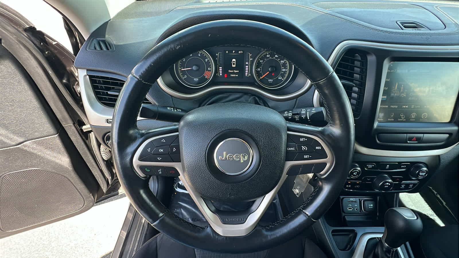 Thumbnail: 2015 Jeep Cherokee - 18