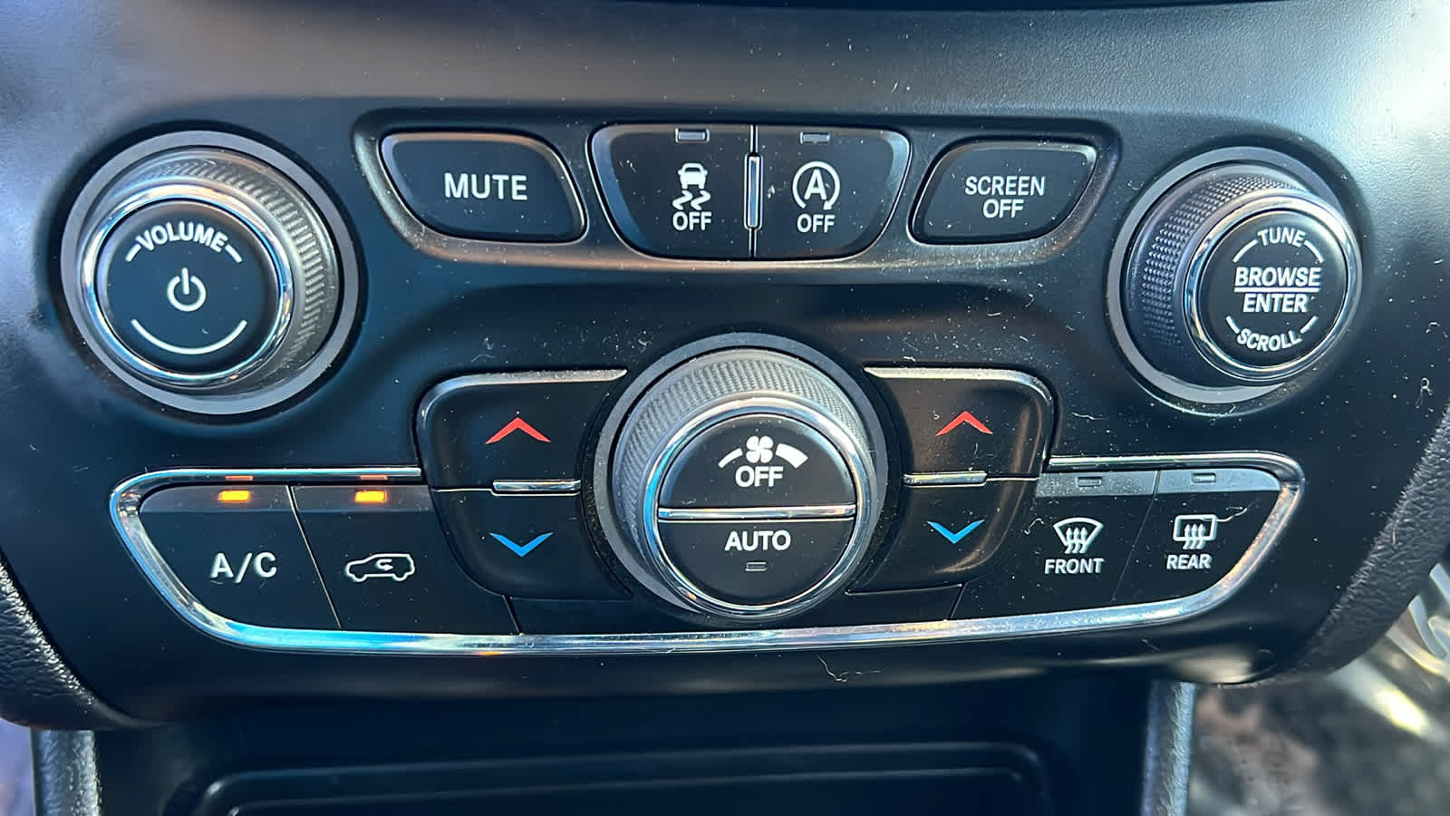 Thumbnail: 2022 Jeep Cherokee - 14