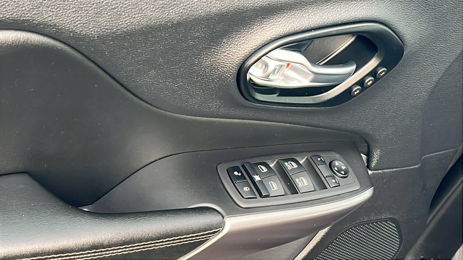 Thumbnail: 2022 Jeep Cherokee - 22