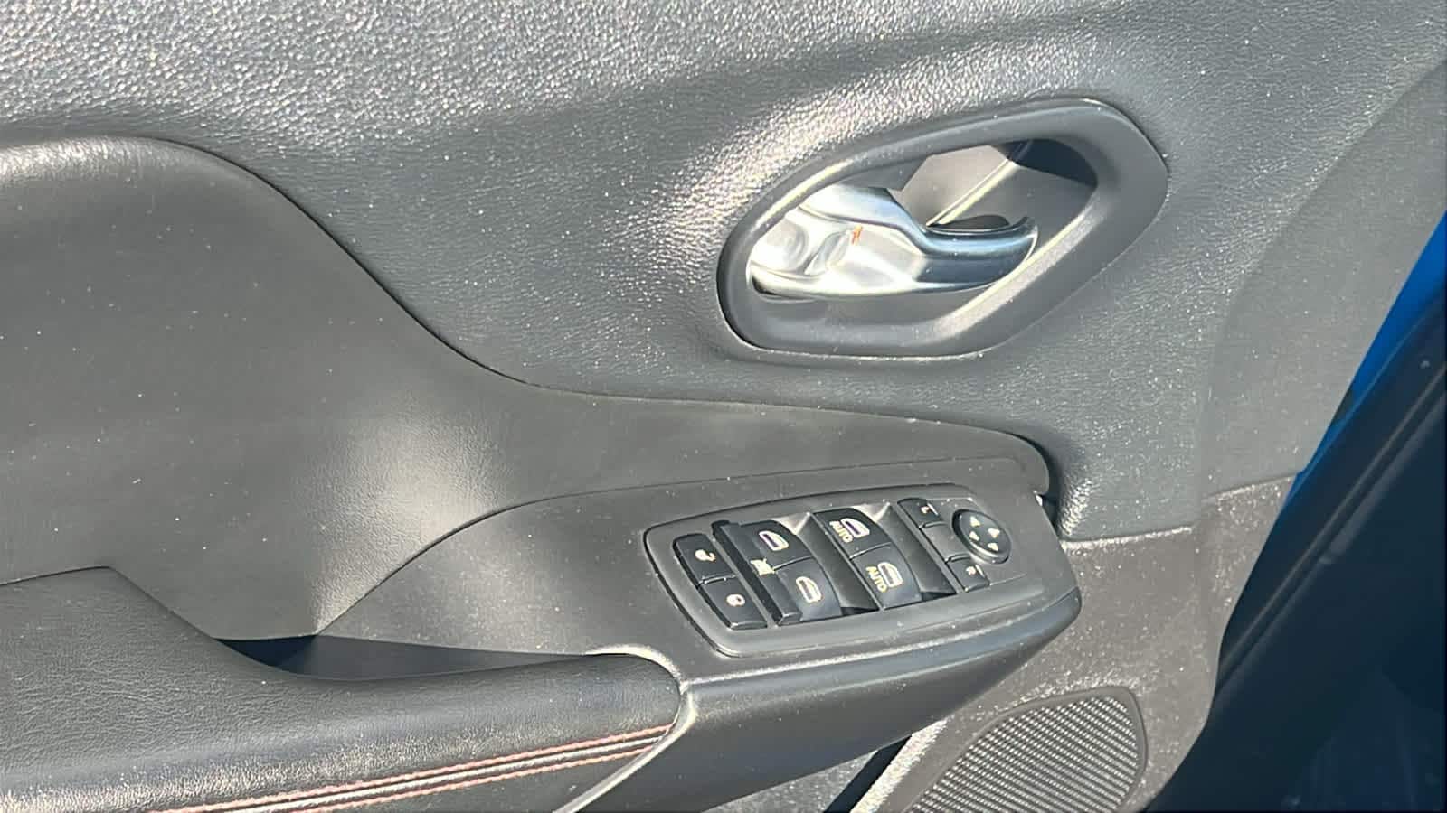 Thumbnail: 2019 Jeep Cherokee - 22