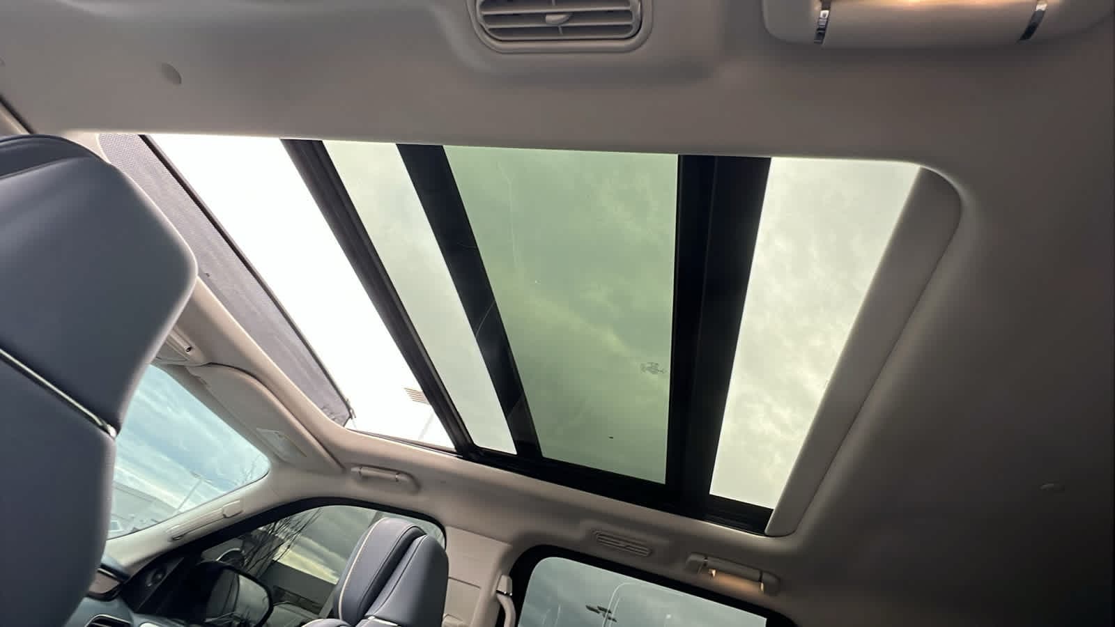 Thumbnail: 2021 Lincoln Navigator L - 32