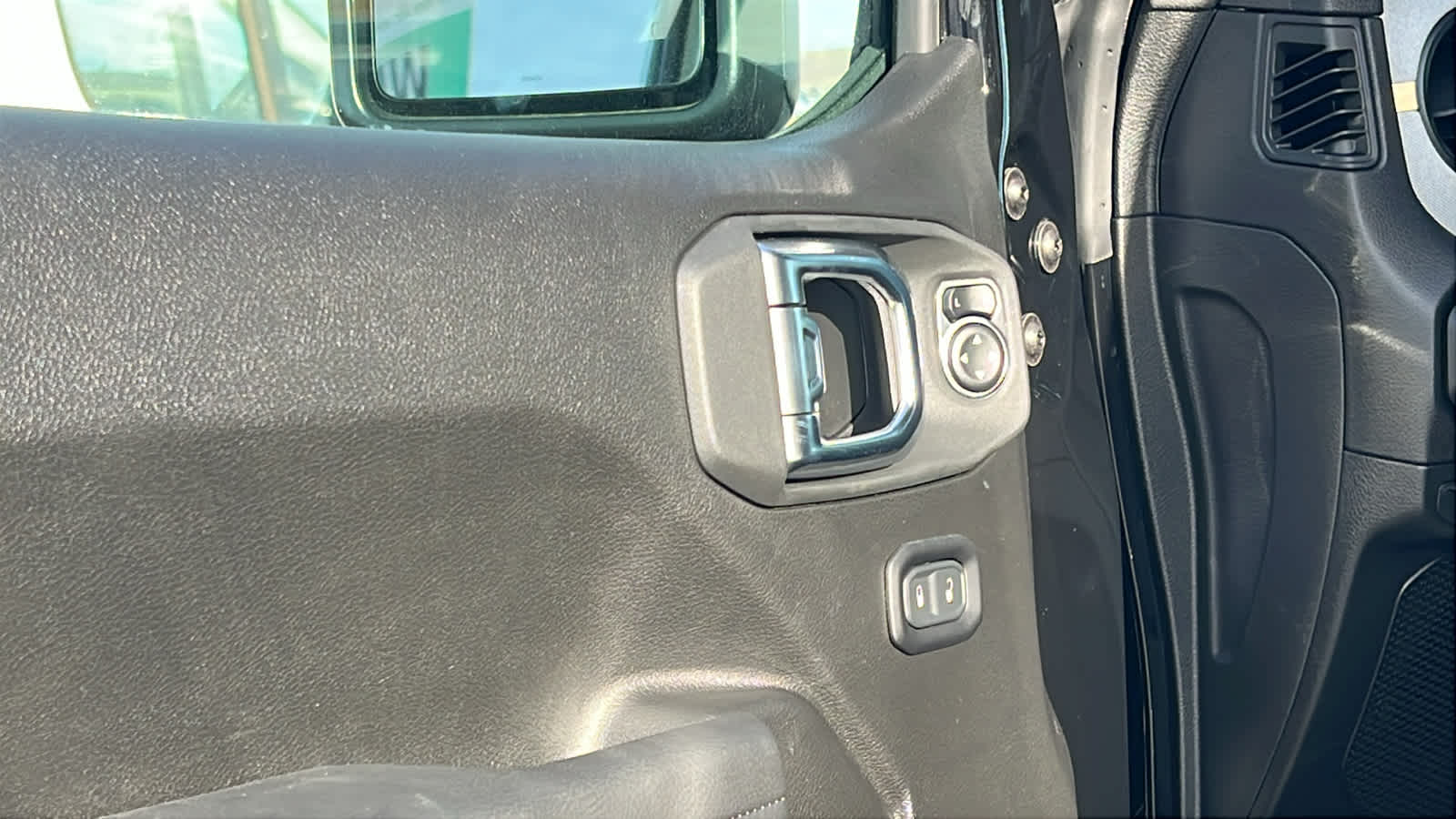 Thumbnail: 2025 Jeep Wrangler - 25