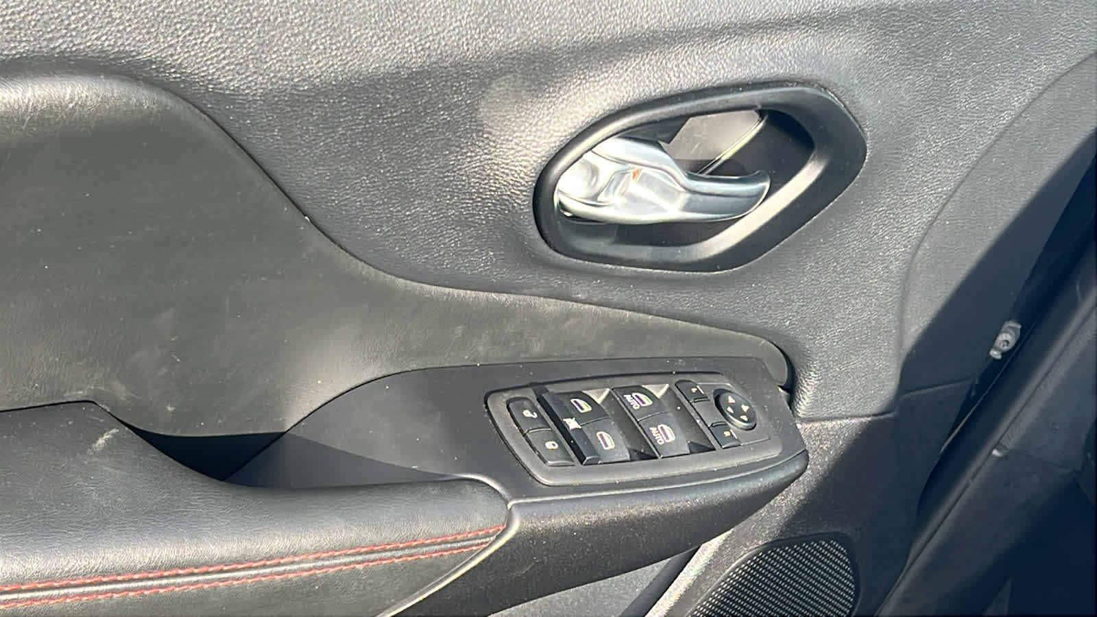 Thumbnail: 2022 Jeep Cherokee - 22