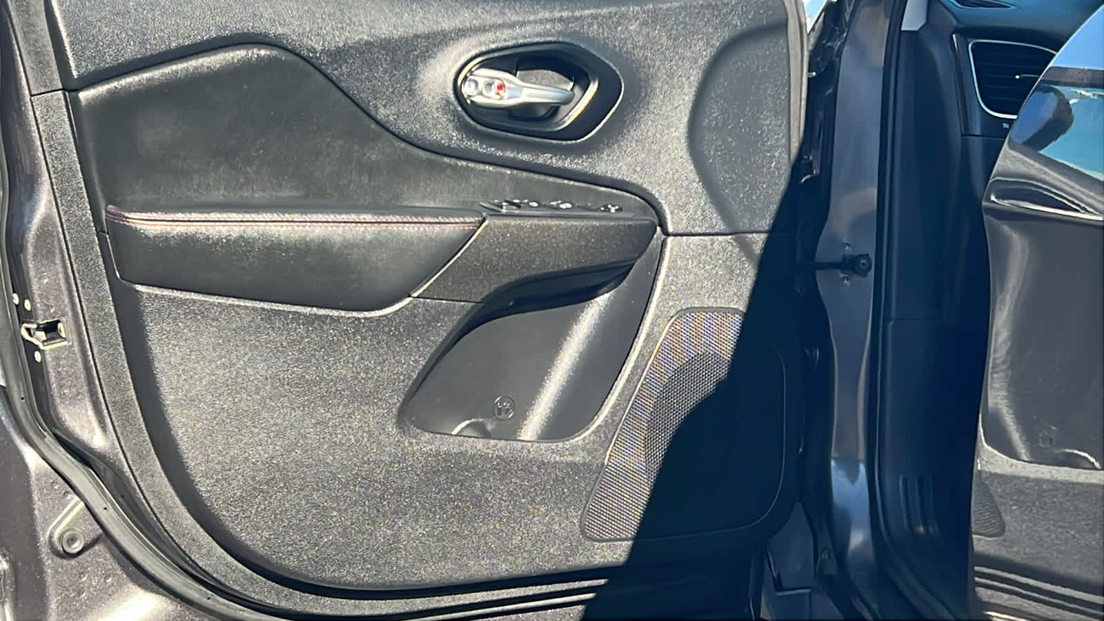 Thumbnail: 2022 Jeep Cherokee - 23