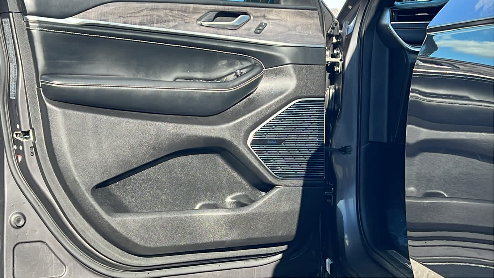 2022 Jeep Grand Cherokee Overland 23