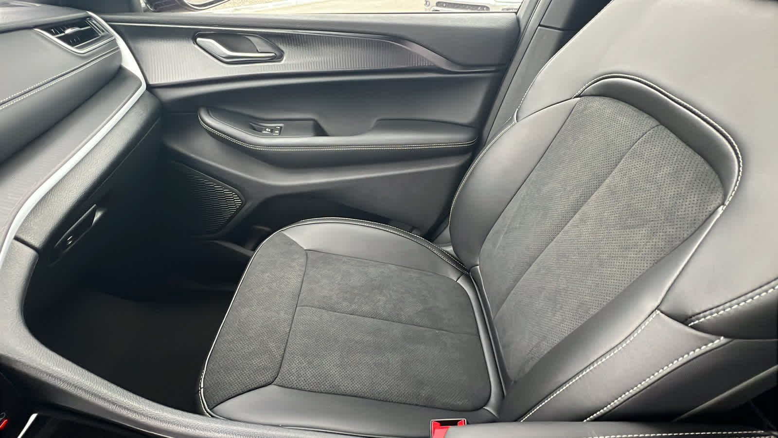 Thumbnail: 2025 Jeep Grand Cherokee - 12