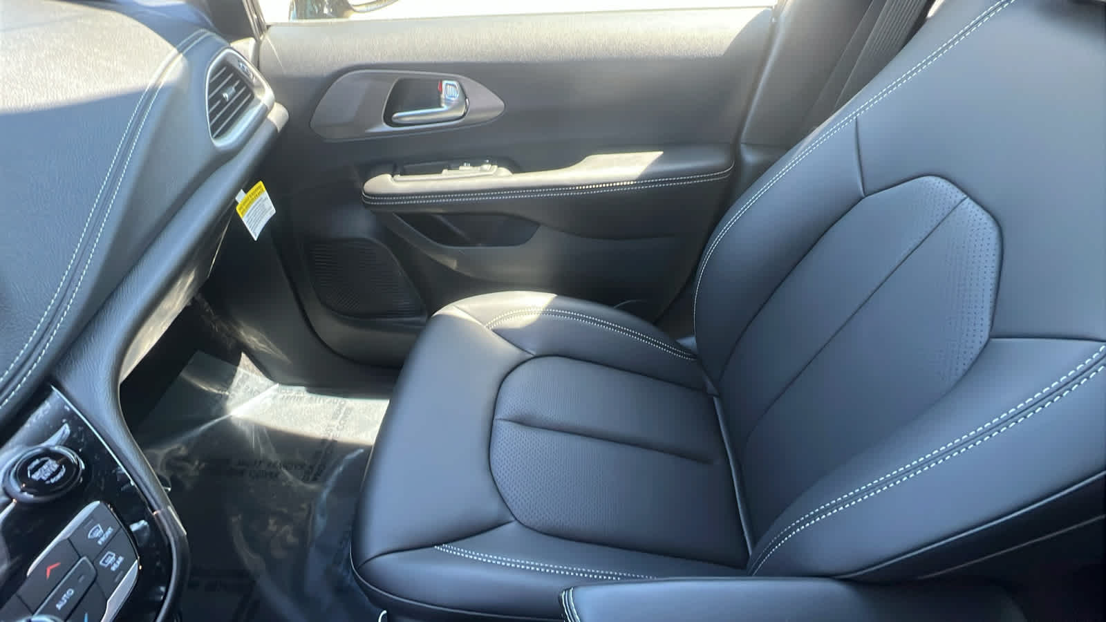 Thumbnail: 2027 Chrysler Pacifica - 12