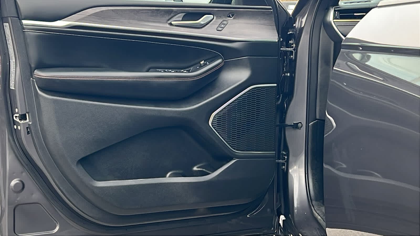 Thumbnail: 2025 Jeep Grand Cherokee L - 23