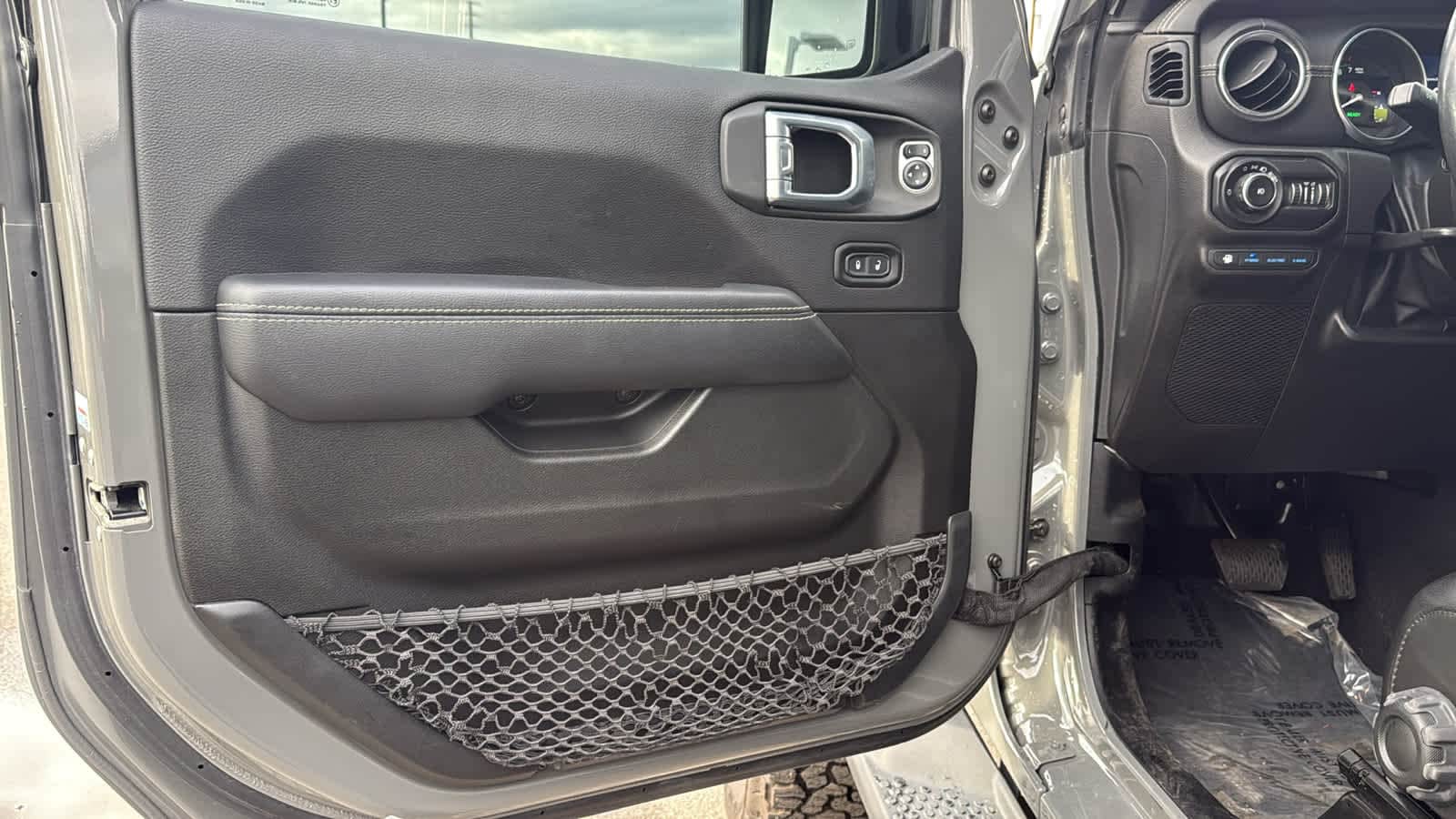 Thumbnail: 2021 Jeep Wrangler - 23