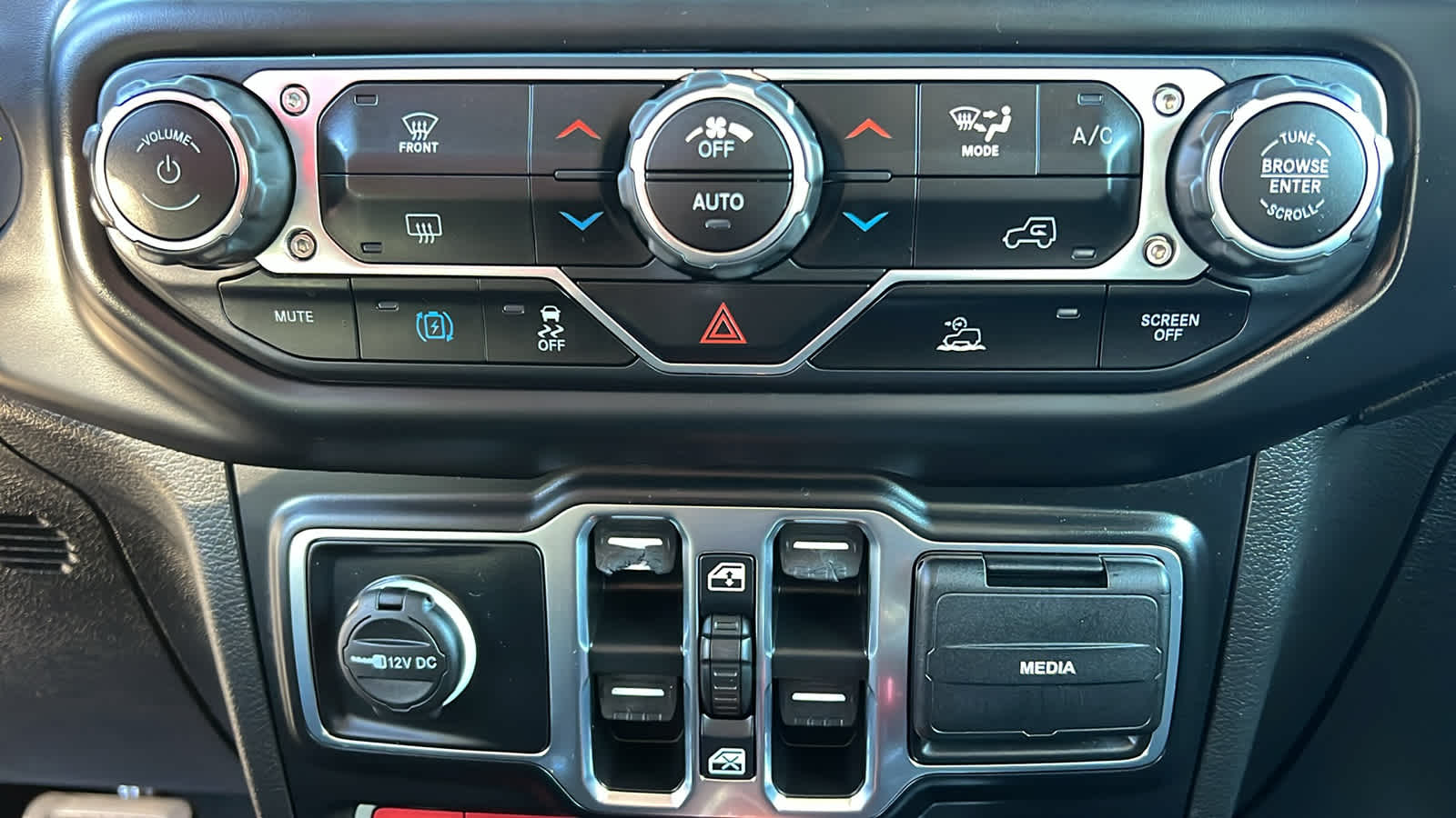 Thumbnail: 2022 Jeep Wrangler - 14